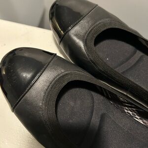 Ladies naturalized black ballet flats